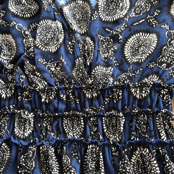 Bell sleeve pretty blue/black top - Picture 2 of 10